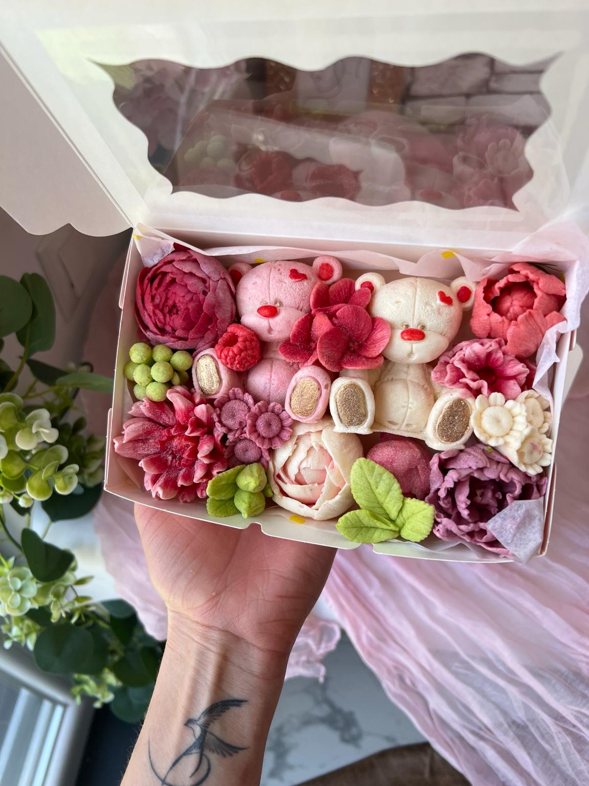 Berry Teddy Box cutie cu ursuleți din bezea